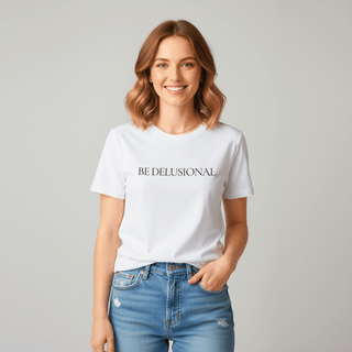 T-shirt “Be Delusional.” — Vision Noire — Blanc
